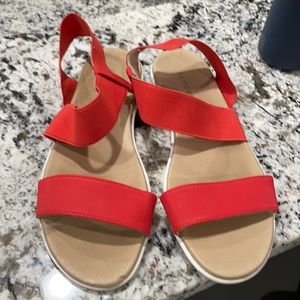 Aerosols elastic sandals